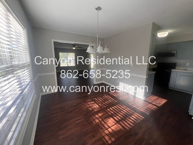 Building Photo - Hurry this Home won't last long! Great 3BR...