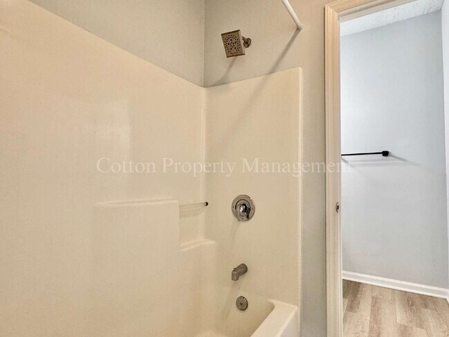 Building Photo - Updated 2BR/2BA Condo in Midtown Wilmingto...