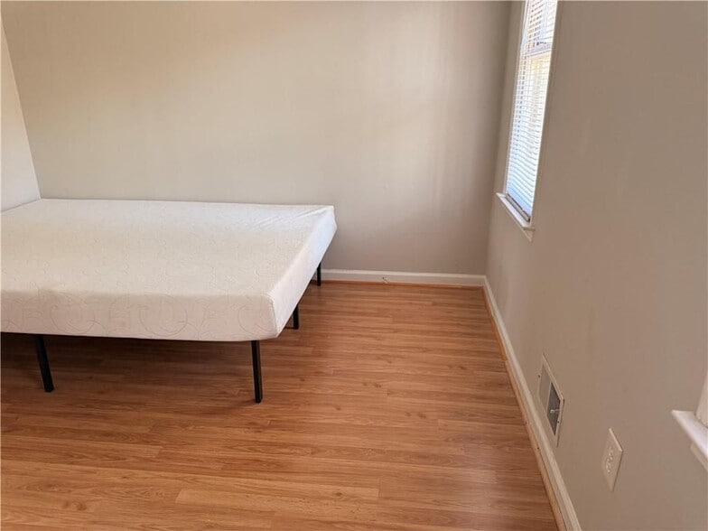 Building Photo - 1424 Shadowbrook Dr