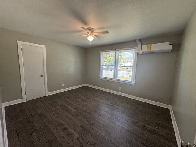 Building Photo - 2101 Montclair Ave