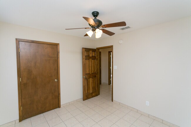 Building Photo - 16141 Rolling Meadows Dr