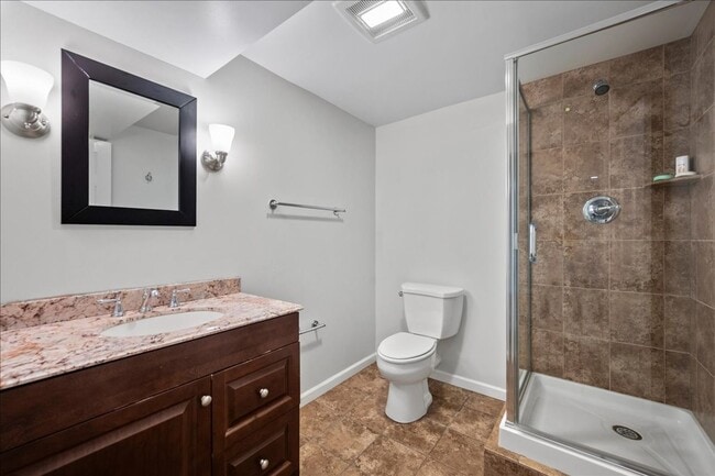 Building Photo - Spacious 4 Bedroom 4.5 Bath Rental in London Woods!