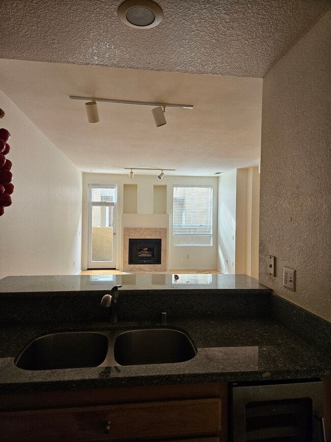 Building Photo - MOVE IN SPECIAL Light and Bright North Par...