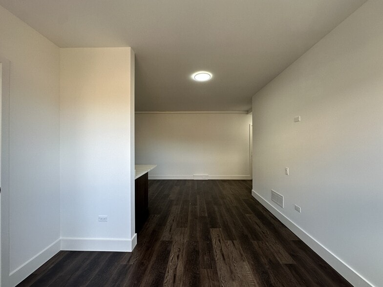 Building Photo - 1553 W Hollywood Ave