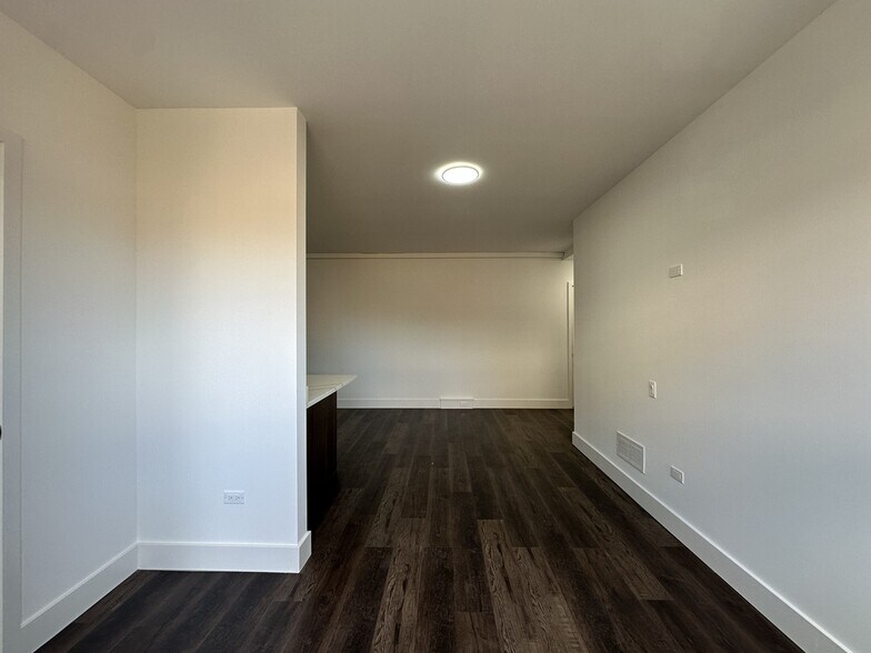 Building Photo - 1555 W Hollywood Ave