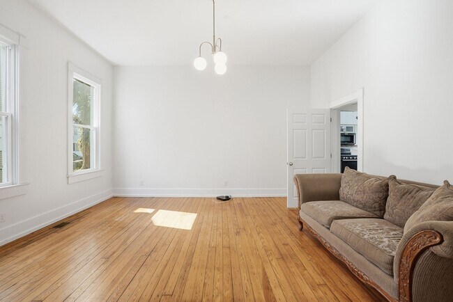 Building Photo - Beautiful Victorian Home for Lease in the Heart of Savannah