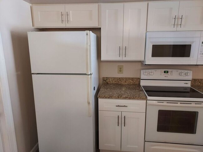 Building Photo - Townhouse located near UCF - 2 Bed / 1.5 Bath