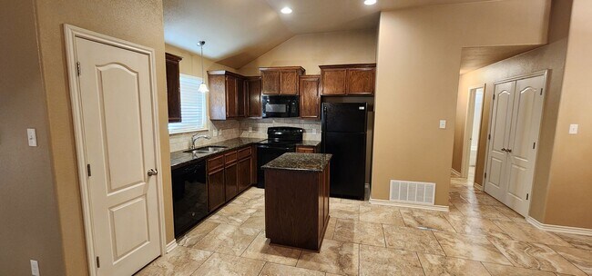 Building Photo - Beautiful 2 bed/2 bath near Clear Creek