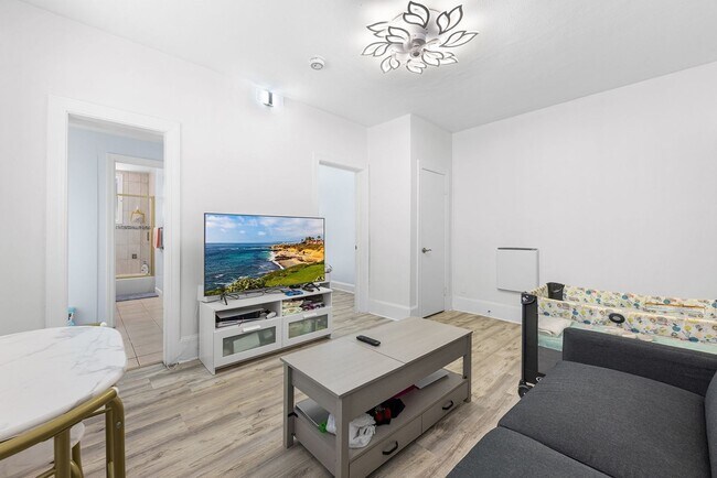 Building Photo - 1 Bed - Close to T - Private Patio - Laundry in Building