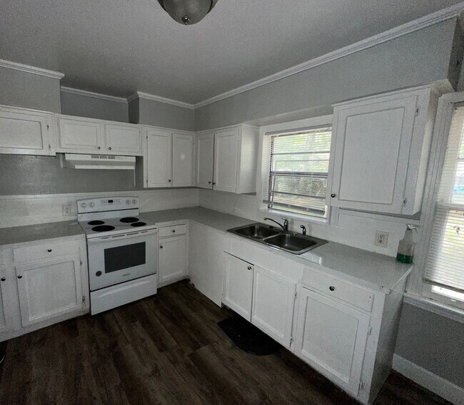 Building Photo - 3211 Charleston Dr