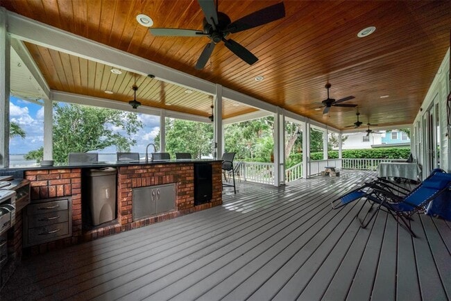 Building Photo - 2551 Lakeview Dr