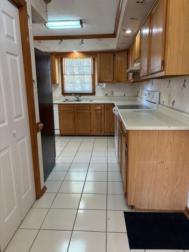 Building Photo - 3 Bedroom Home With Large Bonus Room Convenient to US 421