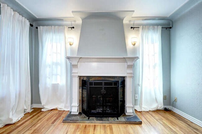 Building Photo - Beautiful 4 Bedroom 2 Bath Single Family H...