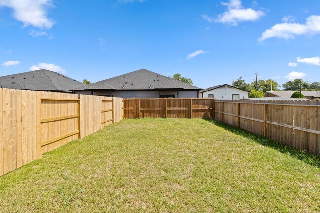 Building Photo - 7927 Colonial Ln