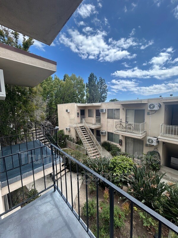 Building Photo - 321 E Tujunga Ave