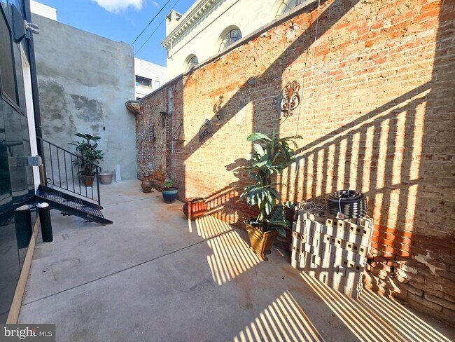 Building Photo - 2401 Kensington Ave