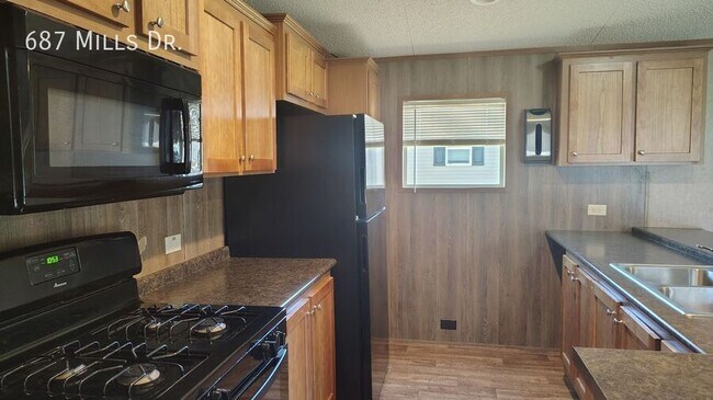 Building Photo - 687 W Mills Dr