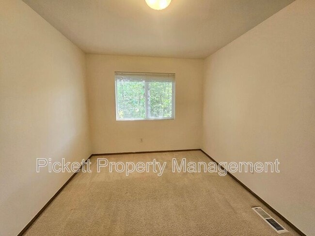 Building Photo - 5715 Gateway Ln NE