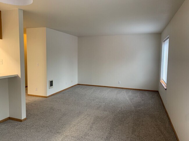 Building Photo - NE Bend Apartment Available 7/1