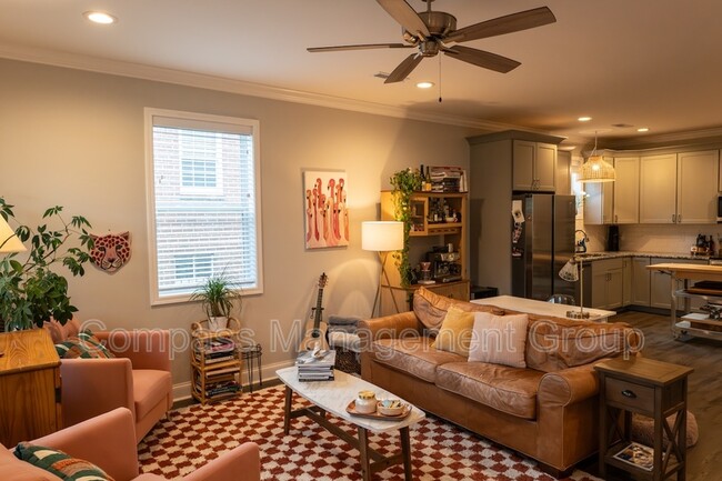 Building Photo - 933 E Churchwell Ave