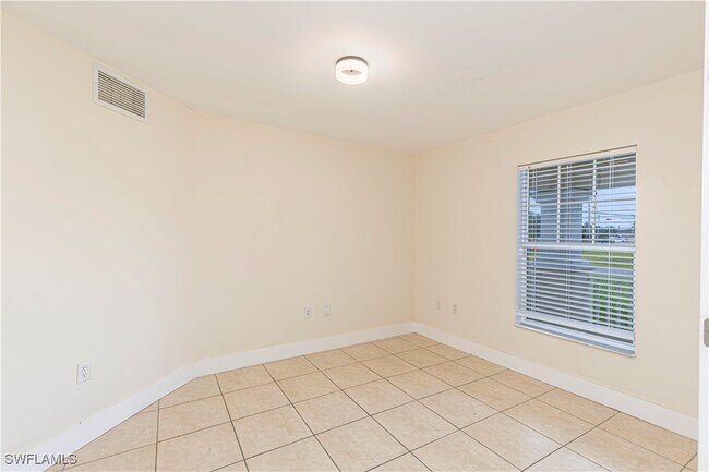 Building Photo - 2112 NE 15th Pl