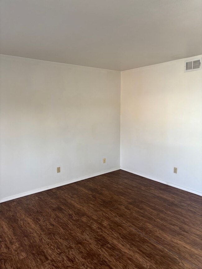 Building Photo - Creston Arms Ct.