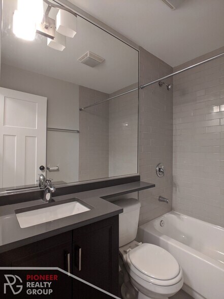Building Photo - 542 W Surf St