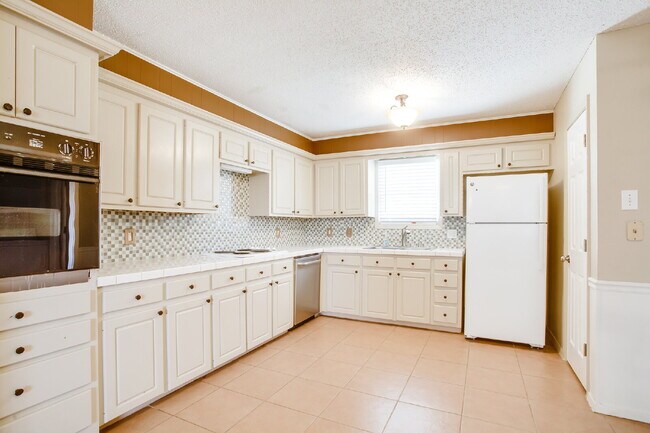 Building Photo - Cute 3/2/2 Recently Redone
