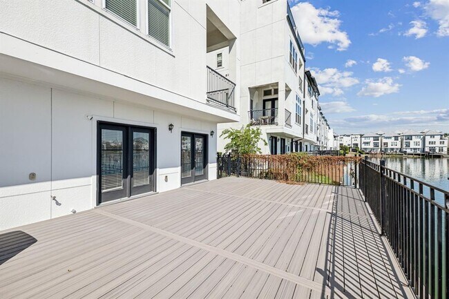 Building Photo - 2122 Lakeshore Edge Dr