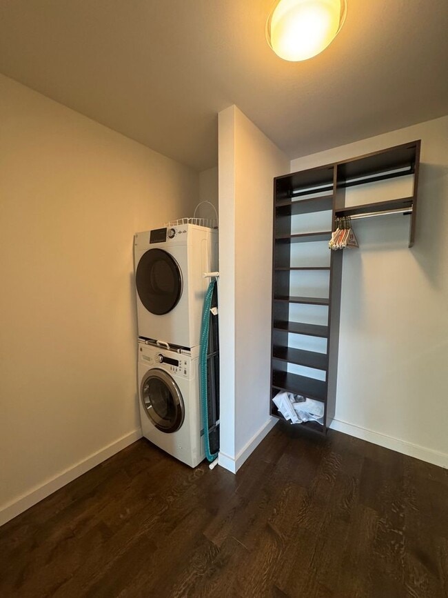 Building Photo - Modern 2 bed 2 bath townhome in Eastlake with panoramic view of Lake Union