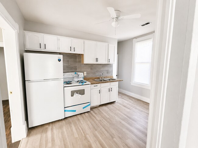 Building Photo - 3129-3131 N Wellington PL