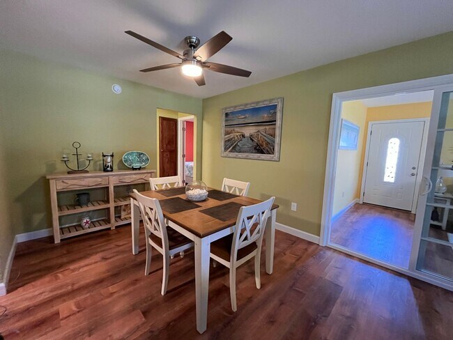 Building Photo - Furnished 2 Bedroom Duplex, Utilities Included, Available August 2026 Through May 2027!