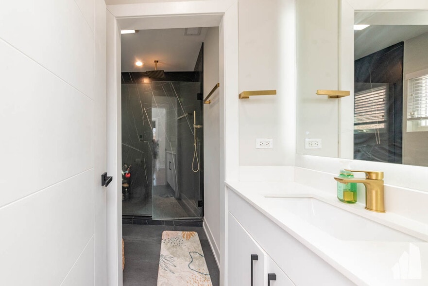 Building Photo - 1013 W 18th St