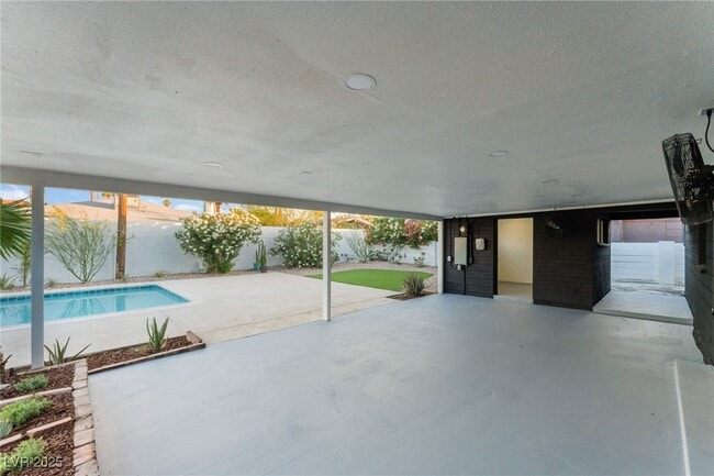 Building Photo - 548 E Oakey Blvd