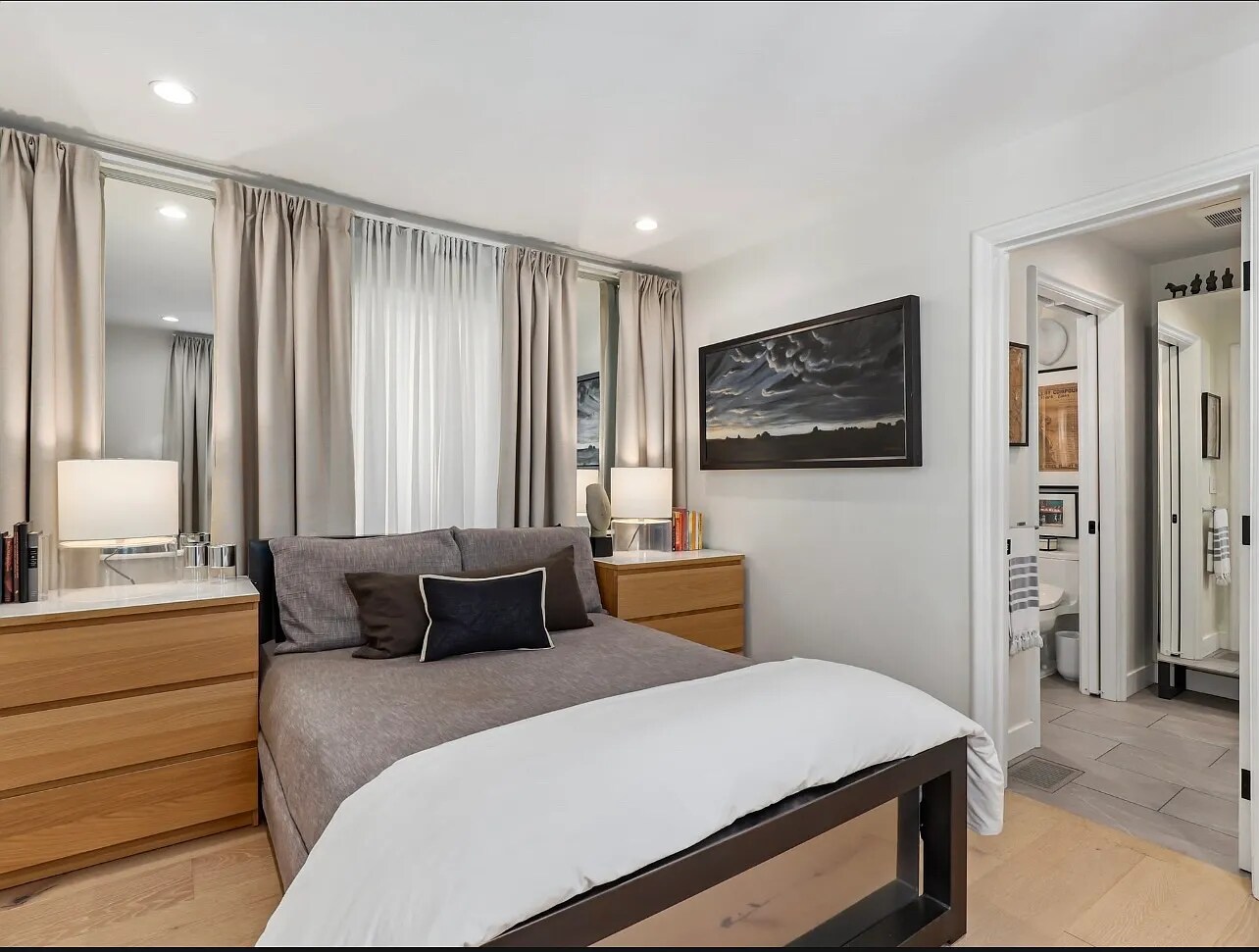 Building Photo - 1340 N Harvard Blvd