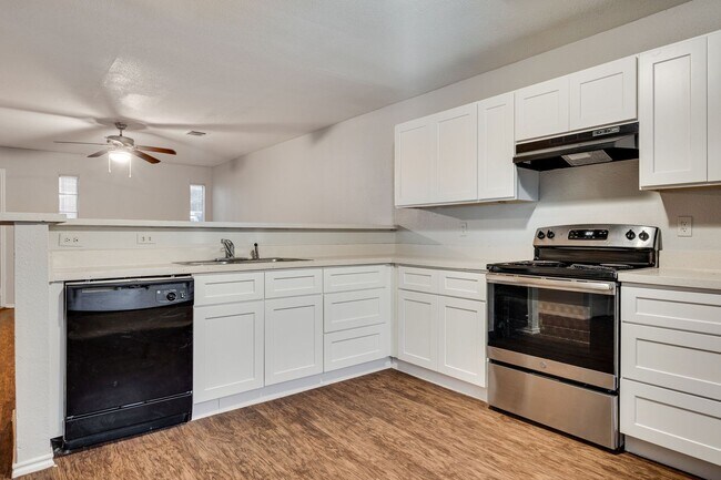 Building Photo - Uptown Townhome - 2BD / 2.5BA - Near Downt...
