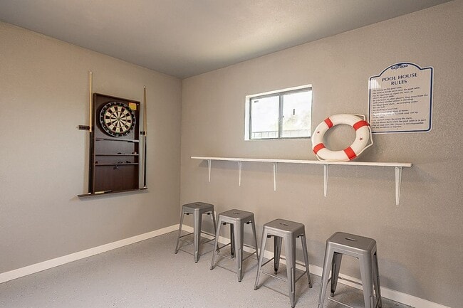 Building Photo - 928 E 6th St