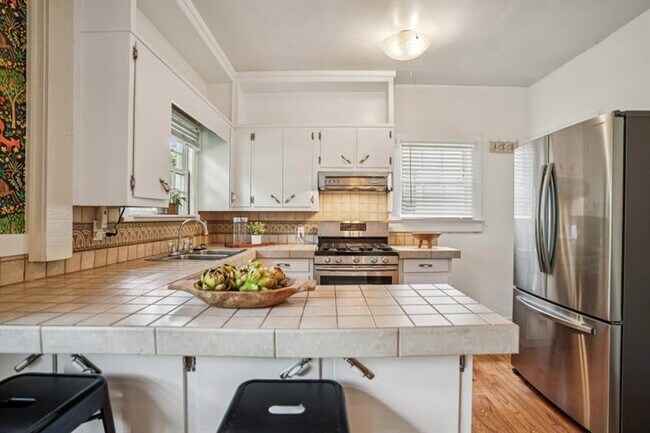 Building Photo - 615 Sycamore Dr