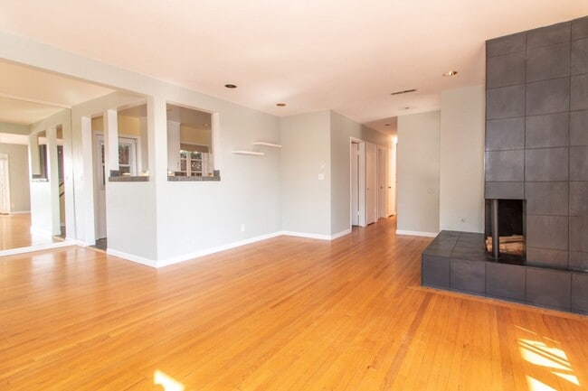 Building Photo - Charming 3 Bed/2 Bath Home in Bird Rock/ La Jolla- 1 Block from the Ocean!