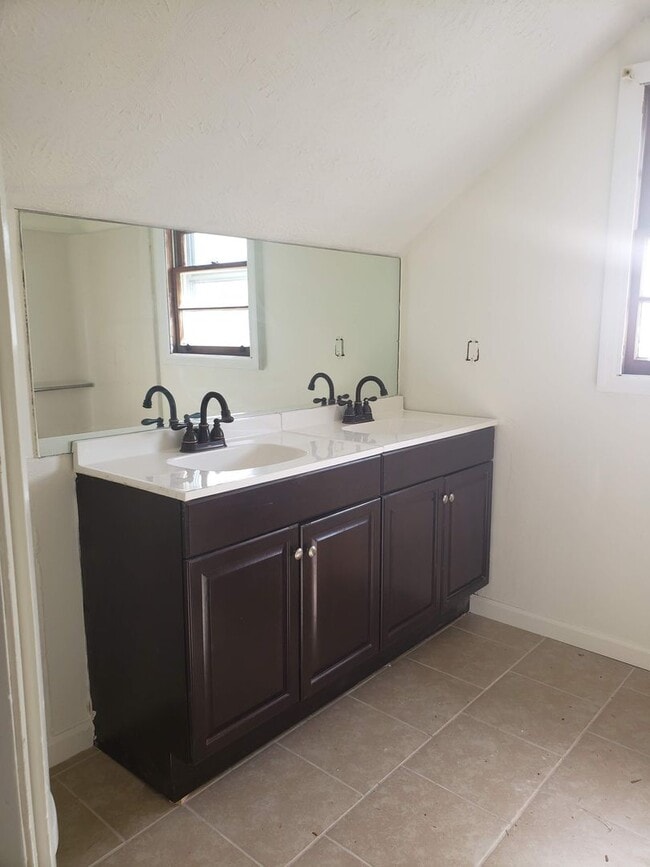 Building Photo - 224 Lamont St