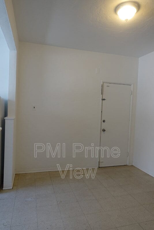 Building Photo - 905 16th St
