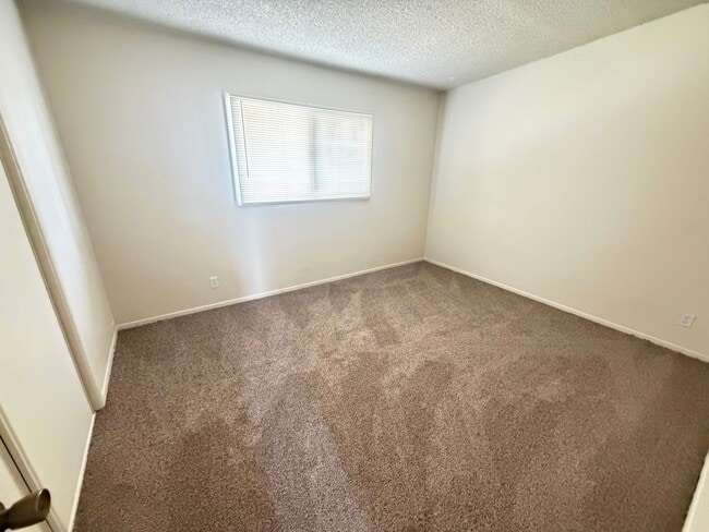 Building Photo - 246 Kashmir Ln