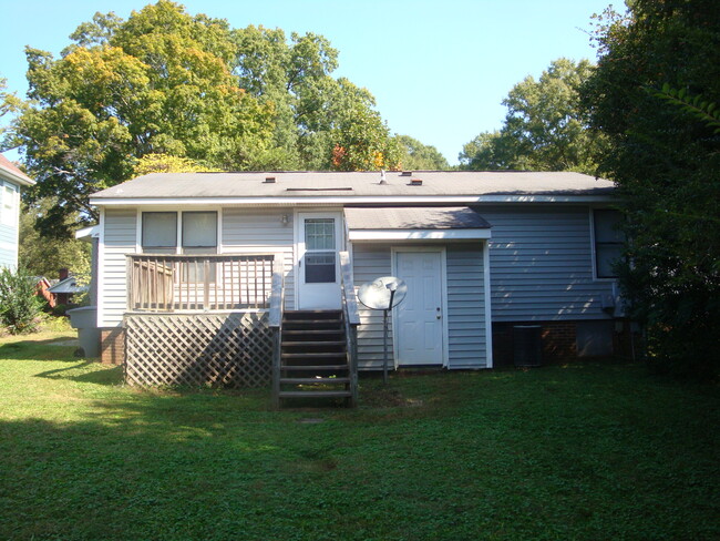 Building Photo - 2236 Laburnum Ave