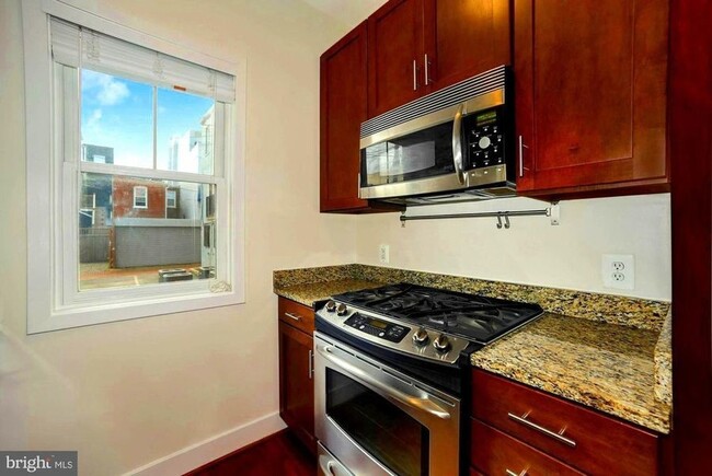 Building Photo - Spacious + Bright 2 Bedroom w/ Parking and...