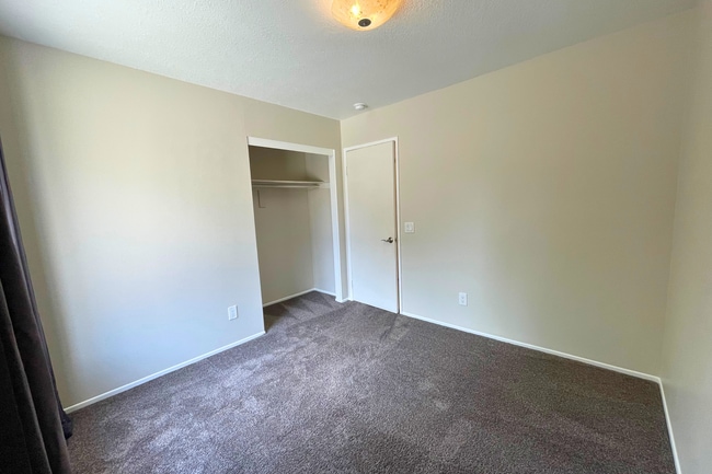 Building Photo - 4 Bed/2 Bath | Plus Office/Den | Single St...