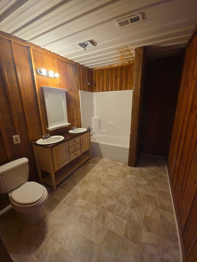 Building Photo - Peaceful 3-Bedroom Country Home with Barn and Large Front Porch in Walling, TN