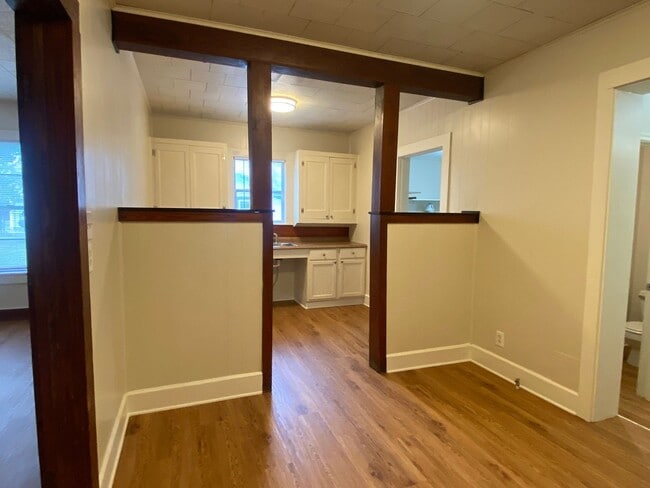 Building Photo - CUTE 2 BEDROOM