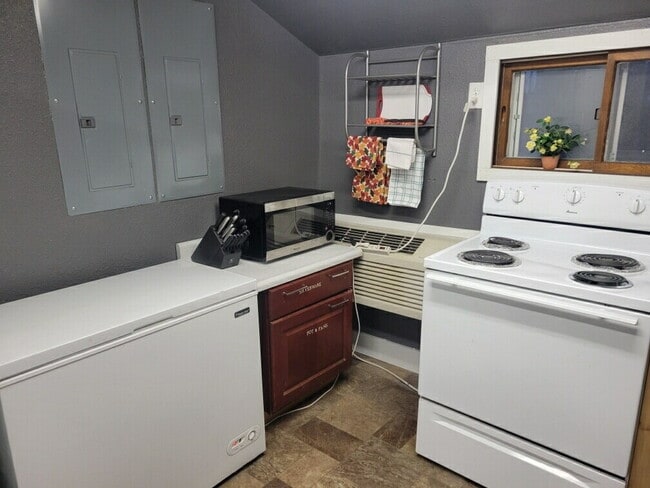 Building Photo - "Charming Studio Retreat in Stanley: Cozy 500 Sq Ft Haven with Full Bath!"