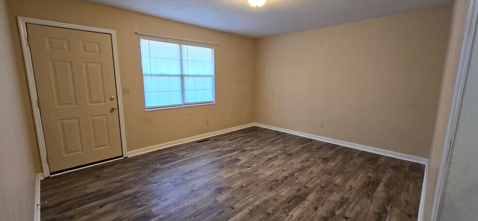 living room has ceiling fan - 107 N Roosevelt St