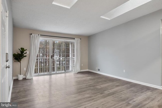 Building Photo - 98 Chambord Ct